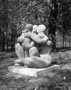 70117 Afbeelding van het beeldhouwwerk Familiegroep van beeldhouwer Joop Hekman, voorstellende een man, een vrouw en ...